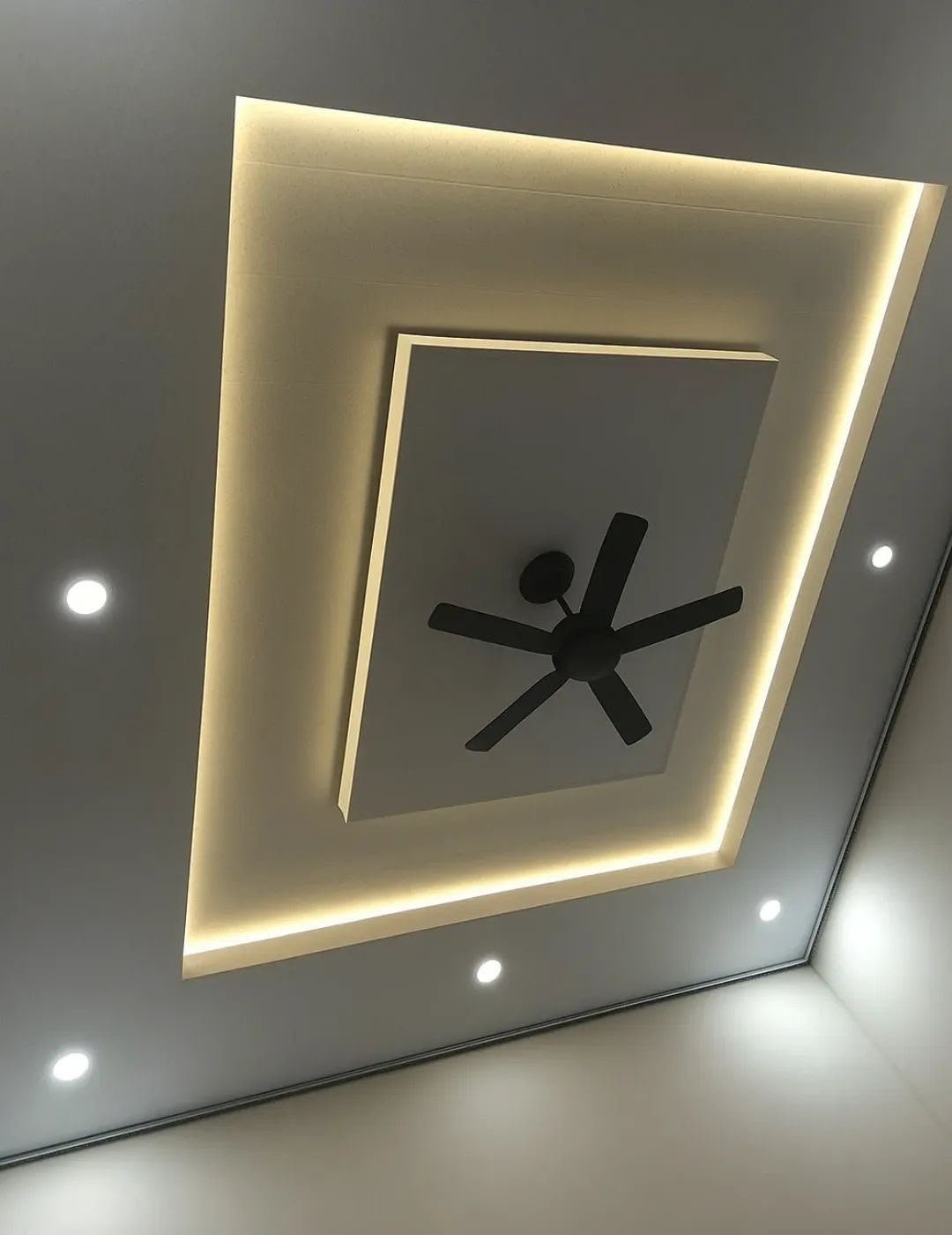 Cornice and ceiling detailing